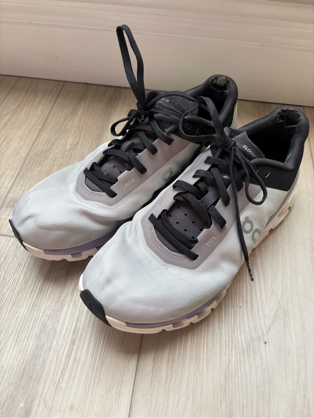 On Cloudflow 4 running shoes in the "Fade & Wisteria" colorway sz 9.5